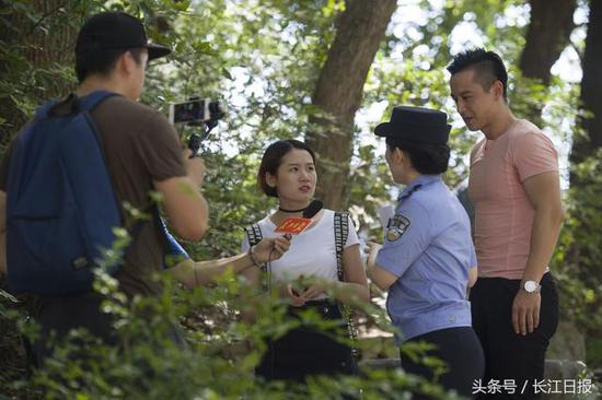 女民警现场教育被骗女大学生。长江日报记者 胡九思 摄