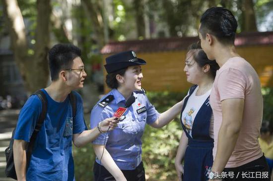 女民警现场教育被骗女大学生。长江日报记者 胡九思 摄