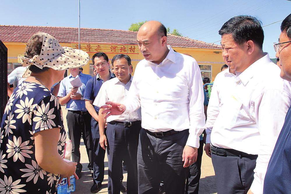 7月29日，省委副书记、省长刘国中到延边指导灾后重建工作。