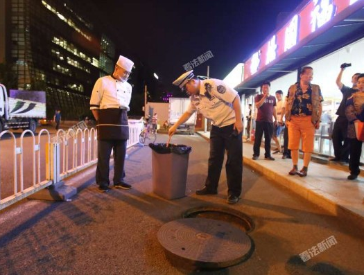 杨国福麻辣烫污水井偷排泔水 店员解释称偷懒呗