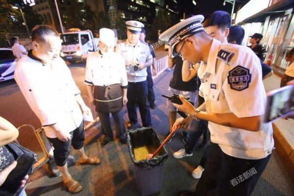 杨国福麻辣烫污水井偷排泔水 店员解释称偷懒呗