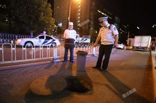 杨国福麻辣烫污水井偷排泔水 店员解释称偷懒呗