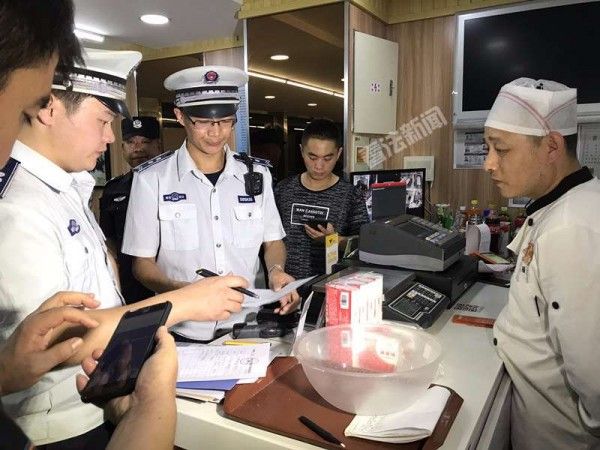 杨国福麻辣烫污水井偷排泔水 店员解释称偷懒呗