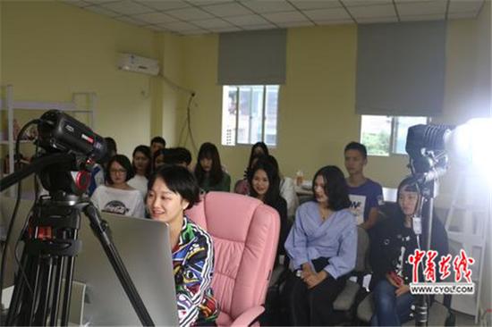 网红学院实为实训班 学员并非清一色锥子脸