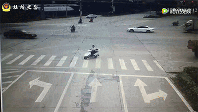 电动车闯红灯被撞被判全责 网友:干得漂亮
