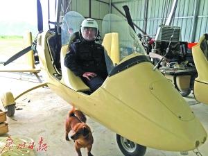 赵斌坐在自己设计的飞机上