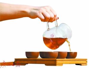 茶艺师倒出茶水