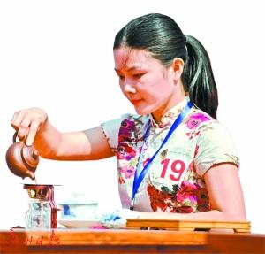 19号选手正在冲泡茶叶