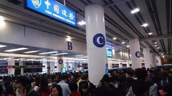 12月1日起深圳过香港入境的旅客，到口岸旅检大厅接受边防检查