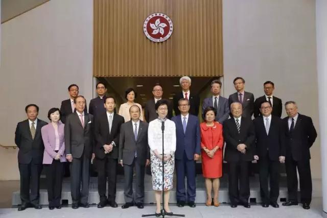 12月1日起深圳过香港入境的旅客，到口岸旅检大厅接受边防检查