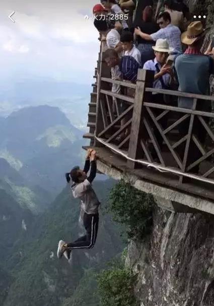 △吴永宁在张家界挑战高空运动 △吴永宁在张家界挑战高空运动