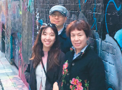 　谢妮可和父母在澳大利亚墨尔本合影（来源：澳大利亚广播公司网站） 　