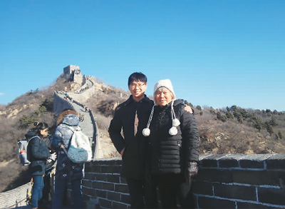 张炜煜与母亲在长城合影（张炜煜供图）