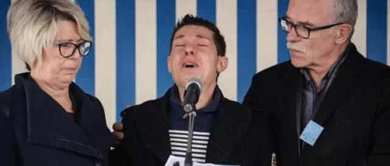 1517474537891355.gif 阿列克茜娅的葬礼上,杀死她的丈夫泣不成声