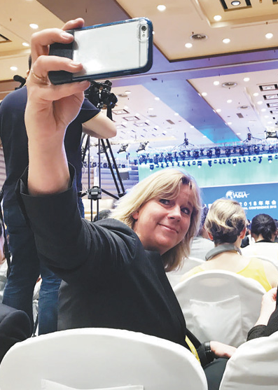 一名外国记者在开幕式现场自拍留念。 本报记者 杨 迅摄