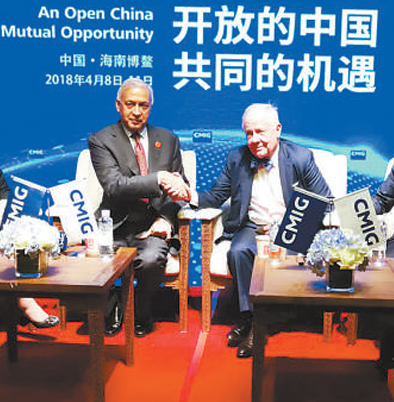 巴基斯坦前总理肖卡特·阿齐兹(左)、美国投资家吉姆·罗杰斯等在人民日报社全媒体报道中心接受采访。 本报记者 孟祥麟摄