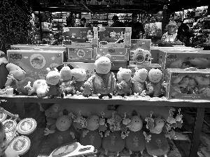 走红的小猪佩奇被商家放在最显眼的位置。图片来源:北京晨报 走红的小猪佩奇被商家放在最显眼的位置。图片来源:北京晨报