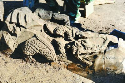 吉林安图金代长白山神庙遗址鸱吻一侧龙纹。