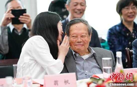 杨振宁、翁帆新书《晨曦集》在清华发布