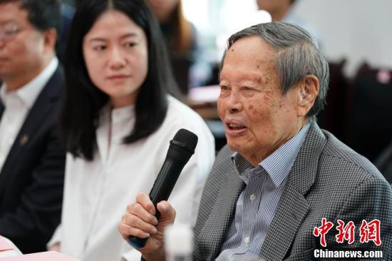 杨振宁、翁帆新书《晨曦集》在清华发布