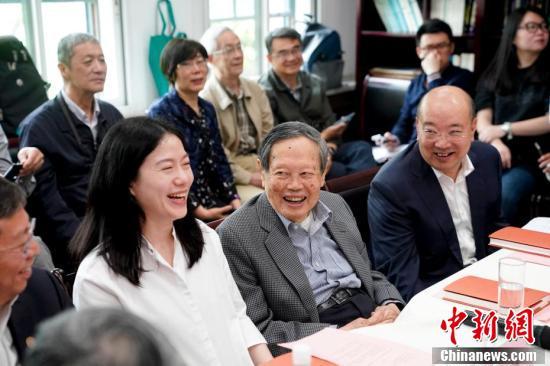 杨振宁、翁帆新书《晨曦集》在清华发布