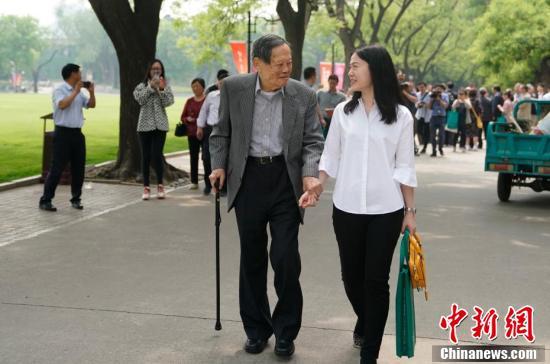 杨振宁、翁帆新书《晨曦集》在清华发布