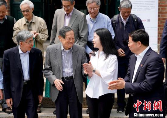 杨振宁、翁帆新书《晨曦集》在清华发布