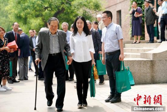 杨振宁、翁帆新书《晨曦集》在清华发布