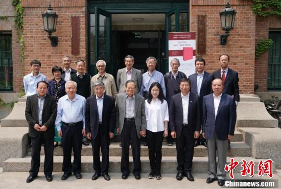 杨振宁、翁帆新书《晨曦集》在清华发布