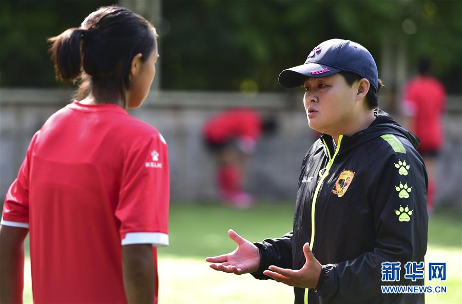 (体育·图片故事)(11)足球——守护铿锵小花的“园丁”姐姐