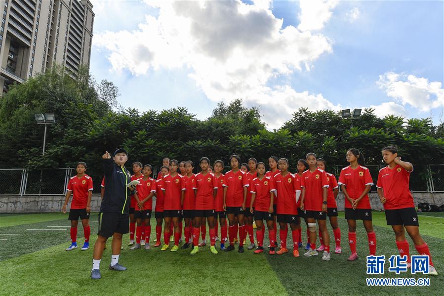 (体育·图片故事)(4)足球——守护铿锵小花的“园丁”姐姐