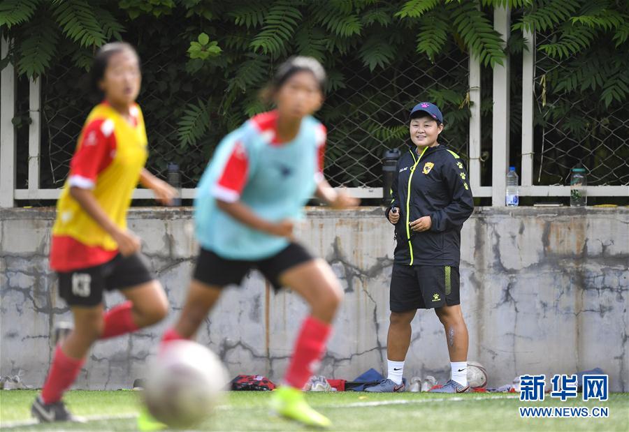 (体育·图片故事)(1)足球——守护铿锵小花的“园丁”姐姐