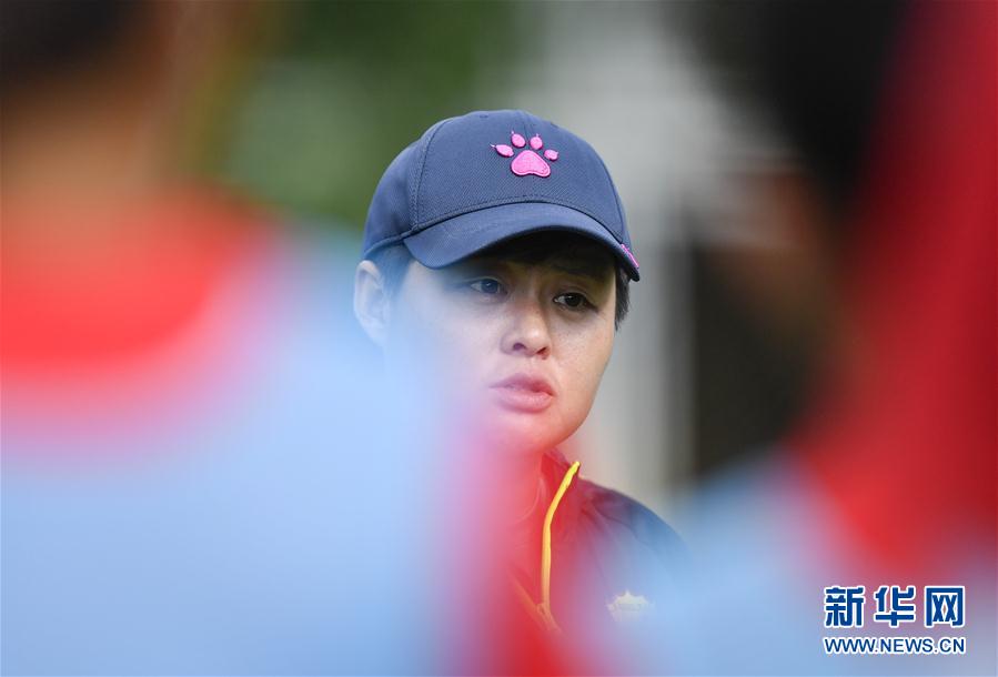 (体育·图片故事)(9)足球——守护铿锵小花的“园丁”姐姐