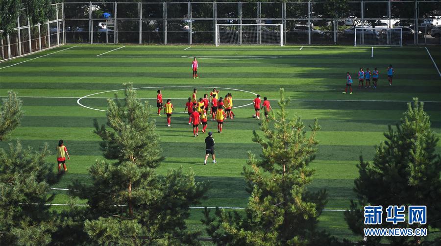 (体育·图片故事)(2)足球——守护铿锵小花的“园丁”姐姐