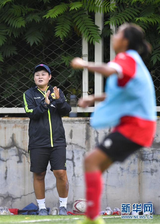 (体育·图片故事)(6)足球——守护铿锵小花的“园丁”姐姐