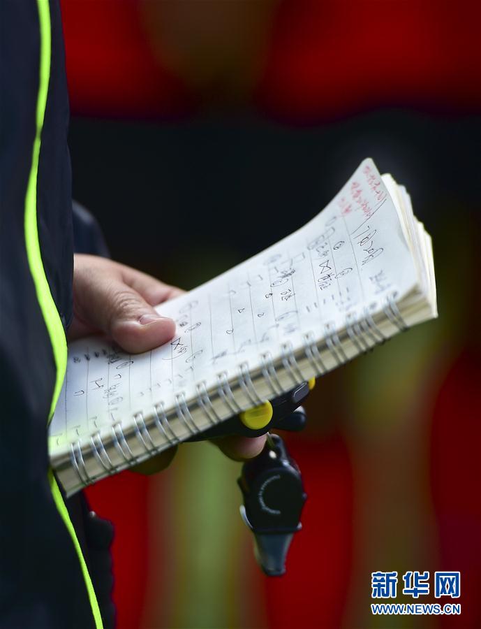 (体育·图片故事)(12)足球——守护铿锵小花的“园丁”姐姐