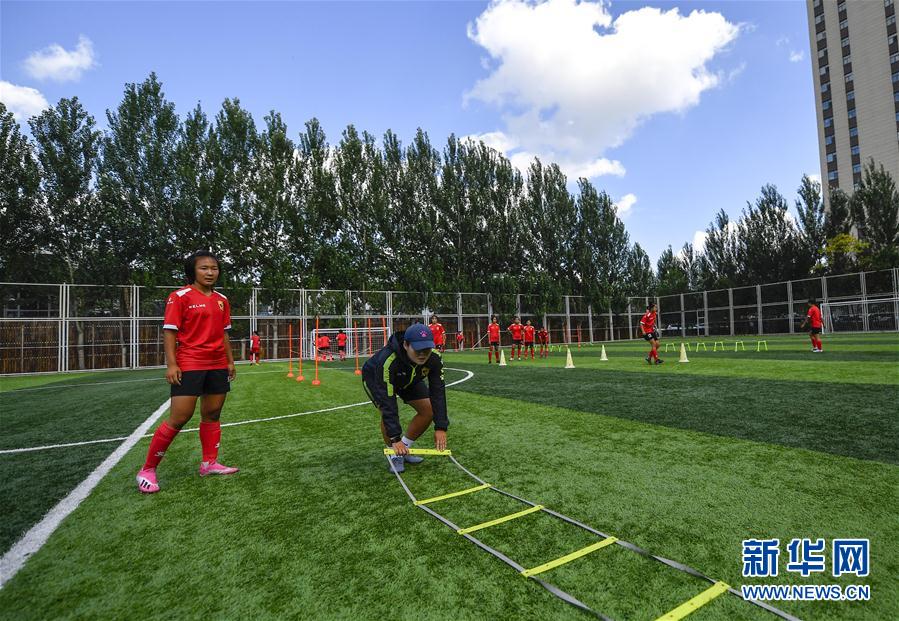 (体育·图片故事)(7)足球——守护铿锵小花的“园丁”姐姐