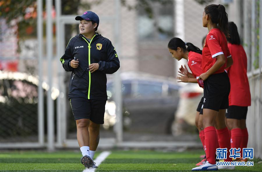 (体育·图片故事)(5)足球——守护铿锵小花的“园丁”姐姐