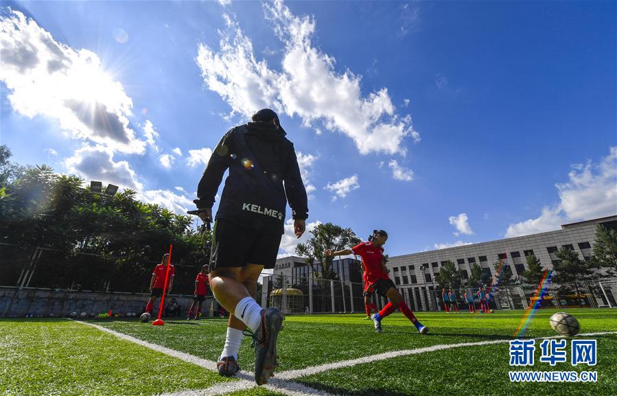 (体育·图片故事)(10)足球——守护铿锵小花的“园丁”姐姐