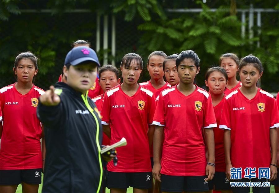 (体育·图片故事)(15)足球——守护铿锵小花的“园丁”姐姐