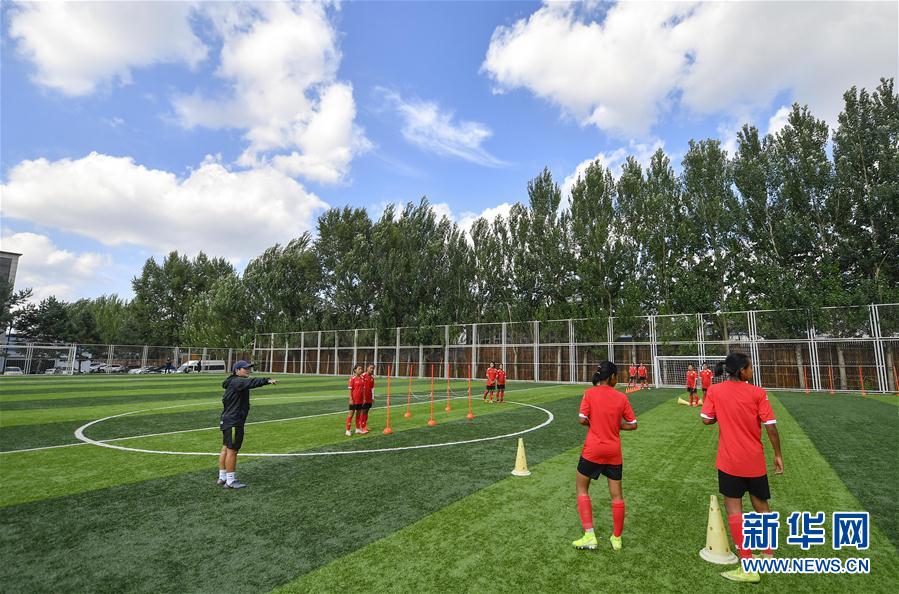 (体育·图片故事)(17)足球——守护铿锵小花的“园丁”姐姐