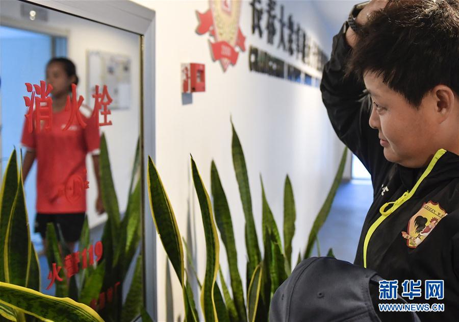 (体育·图片故事)(22)足球——守护铿锵小花的“园丁”姐姐