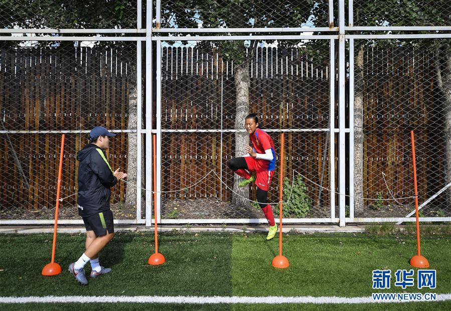 (体育·图片故事)(13)足球——守护铿锵小花的“园丁”姐姐