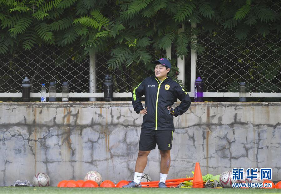 (体育·图片故事)(27)足球——守护铿锵小花的“园丁”姐姐