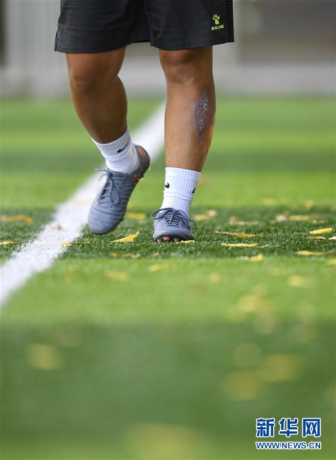 (体育·图片故事)(19)足球——守护铿锵小花的“园丁”姐姐