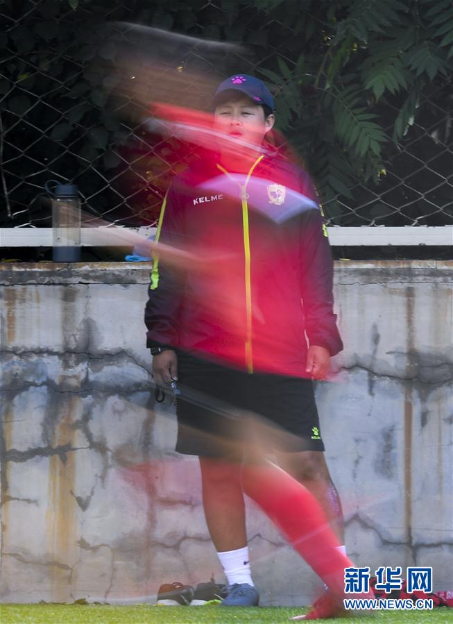 (体育·图片故事)(14)足球——守护铿锵小花的“园丁”姐姐