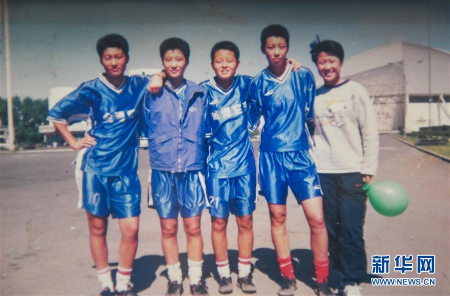 (体育·图片故事)(23)足球——守护铿锵小花的“园丁”姐姐