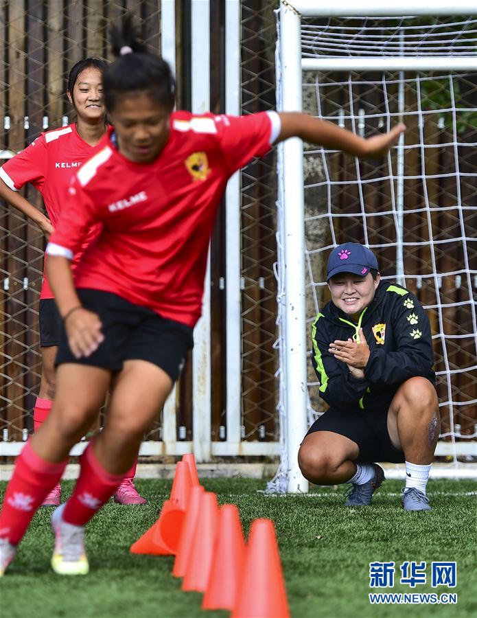 (体育·图片故事)(16)足球——守护铿锵小花的“园丁”姐姐