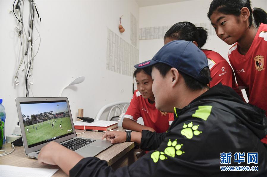 (体育·图片故事)(25)足球——守护铿锵小花的“园丁”姐姐