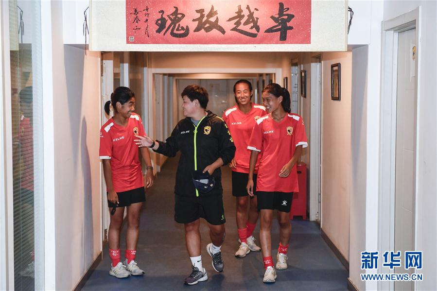 (体育·图片故事)(26)足球——守护铿锵小花的“园丁”姐姐